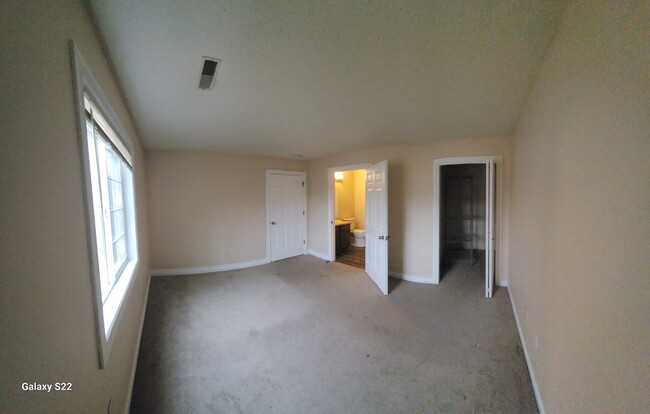 542 Pewaukee Rd, Unit A in Pewaukee, WI - Building Photo - Building Photo