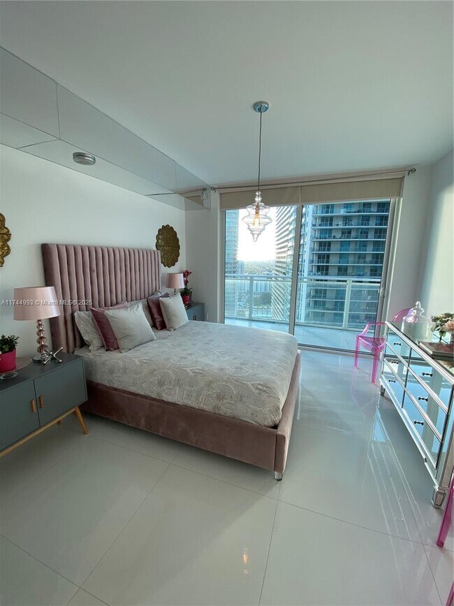 1080 Brickell Ave, Unit 2309 in Miami, FL - Foto de edificio - Building Photo