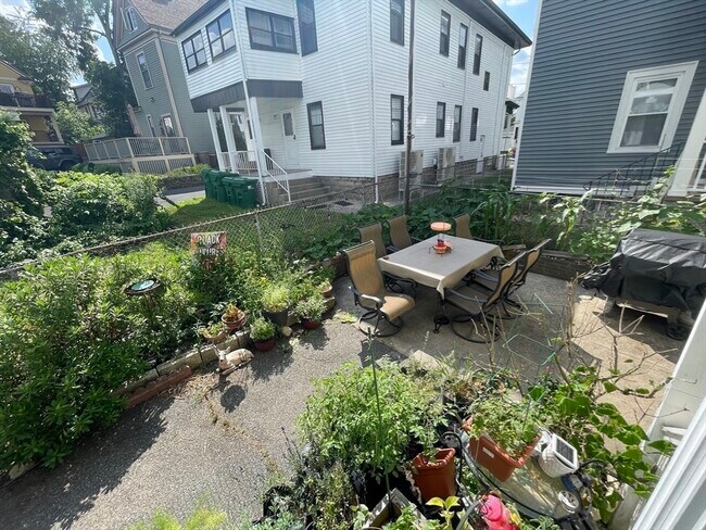293 Boston Ave, Unit 2 in Medford, MA - Building Photo - Building Photo