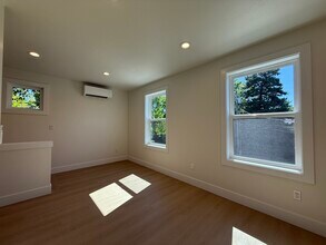 2111 E Mill Plain Blvd in Vancouver, WA - Building Photo - Building Photo