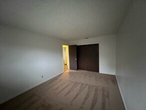 5813 Hazel Ave in Orangevale, CA - Foto de edificio - Building Photo