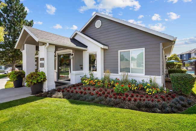 Woodgate at Jordan Landing in West Jordan, UT - Foto de edificio - Building Photo