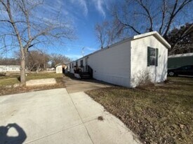 4 Corey Pl in Manhattan, KS - Building Photo