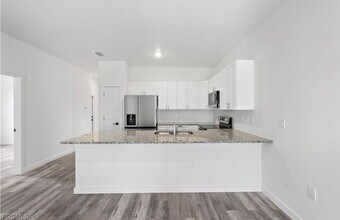 1027 Meadow Rd in Lehigh Acres, FL - Foto de edificio - Building Photo