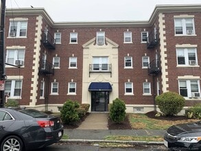 30 Russell St in Quincy, MA - Foto de edificio - Building Photo