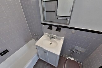 340 E 58th St in New York, NY - Building Photo - Building Photo