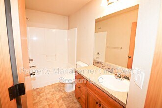 3041 NE Canoe Ct in Bend, OR - Building Photo - Building Photo