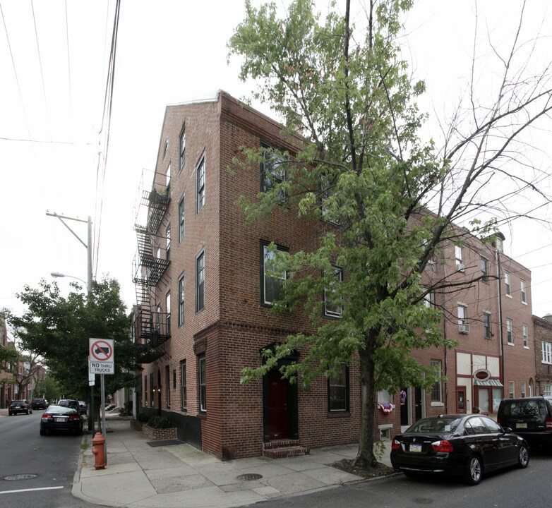 827 S 2nd St in Philadelphia, PA - Building Photo