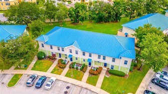 2045 Grand Oak Dr in Kissimmee, FL - Building Photo