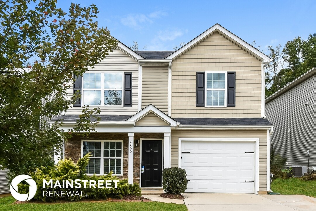 4455 Oak Pointe Dr in Winston-Salem, NC - Foto de edificio