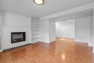 10048 NE 30th Pl in Bellevue, WA - Building Photo - Building Photo