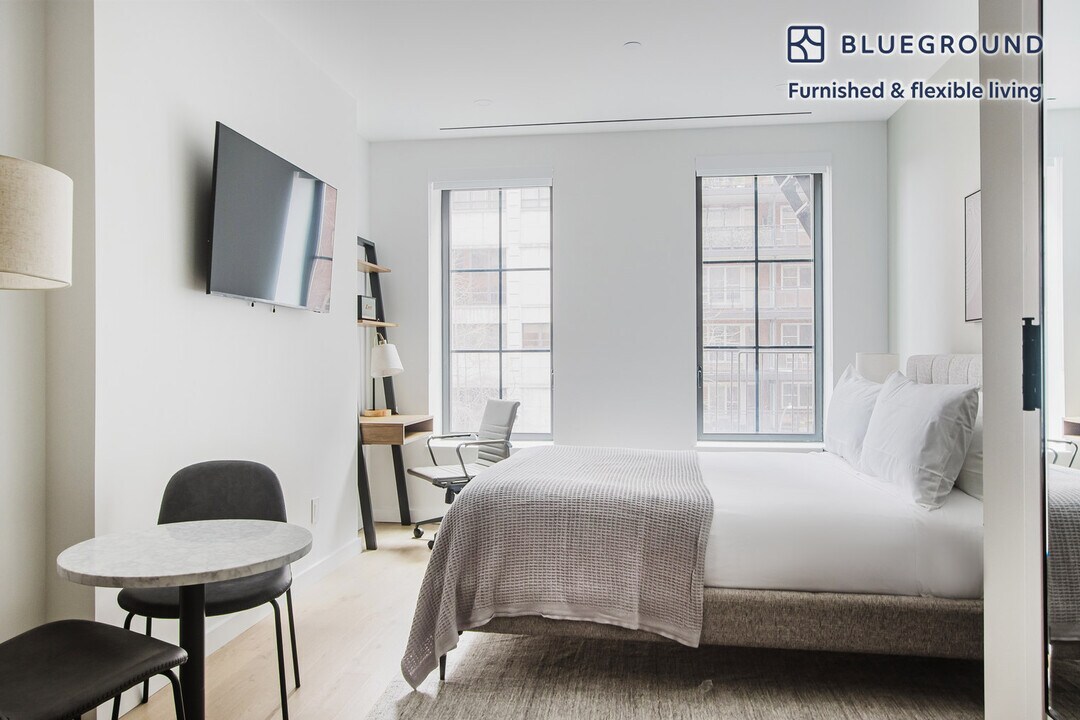 88 East End Ave in New York, NY - Building Photo