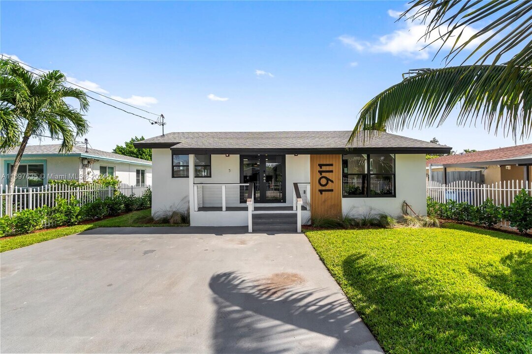 1911 SW 57th Ave in West Park, FL - Building Photo