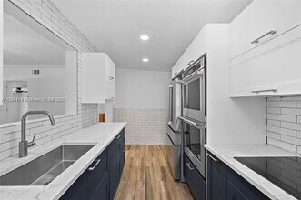 6381 SW 39th St in Miami, FL - Building Photo - Building Photo