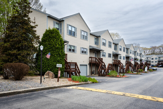 Plainfield Valley Condominiums in Johnston, RI - Building Photo - Building Photo