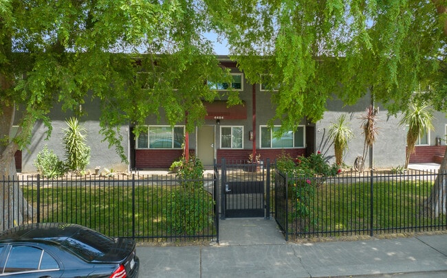 Townhouse Pacifica Apartments in Stockton, CA - Building Photo - Building Photo