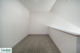 3031 Eden Ave, Unit A458 in Cincinnati, OH - Foto de edificio - Building Photo