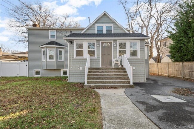 8 Garfield Ave in Farmingdale, NY - Foto de edificio - Building Photo