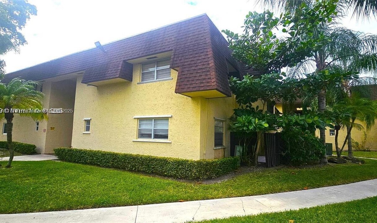 9101 SW 137th Ter in Miami, FL - Building Photo