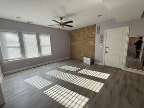 2452 W Ardmore Ave, Unit 1 in Chicago, IL - Building Photo - Building Photo