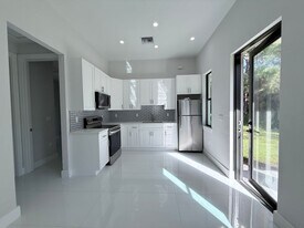 4681 18th Ave SE, Unit GUEST HOUSE in Naples, FL - Building Photo