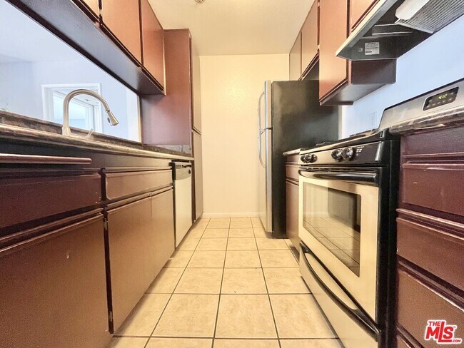 100 Clark Dr in Los Angeles, CA - Building Photo - Building Photo