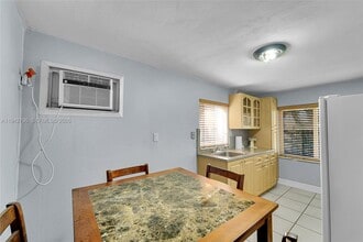 8370 NW 185th St in Hialeah, FL - Building Photo - Building Photo