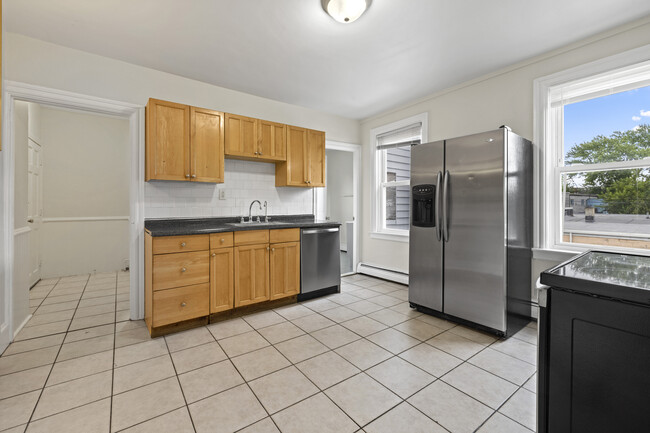 465 W Fountain St in Providence, RI - Building Photo - Building Photo