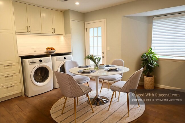 1704 Cherry Orchard Dr in Austin, TX - Foto de edificio - Building Photo
