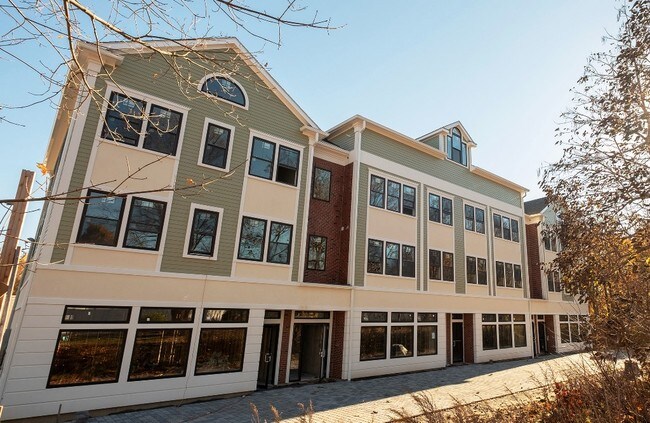 Pleasant Apartment Complex in Randolph, MA - Foto de edificio - Primary Photo