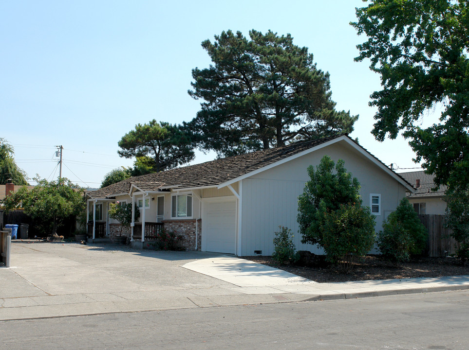 1260 Martha Way in Santa Rosa, CA - Building Photo