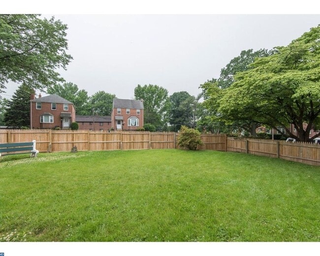 4236 Valley Rd, Unit 2 fl in Drexel Hill, PA - Foto de edificio - Building Photo