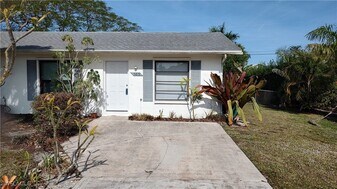 589 106th Ave N in Naples, FL - Building Photo