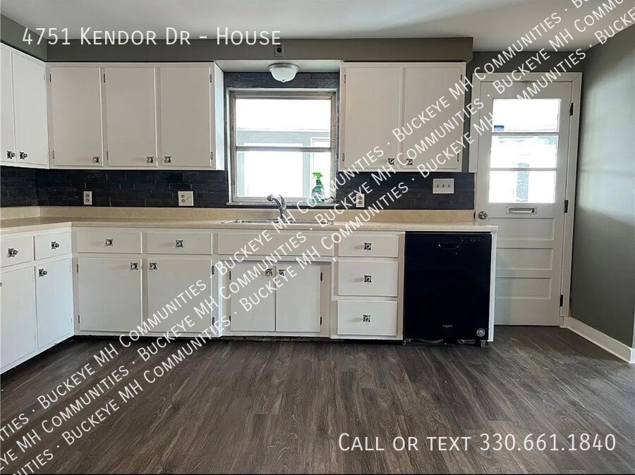 4751 Kendor Dr in New Kensington, PA - Building Photo