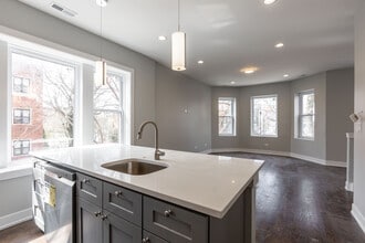 3136 N Oakley Ave, Unit 3 in Chicago, IL - Foto de edificio - Building Photo