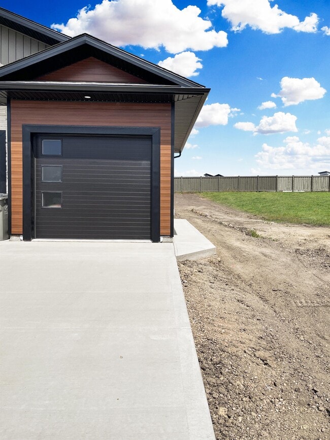 property at 10522-105131 131 Ave