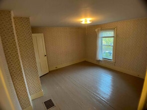 64 Elm St in Northfield, NH - Foto de edificio - Building Photo