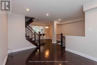 65 Mosaics Ave in Aurora, ON - Building Photo - Building Photo