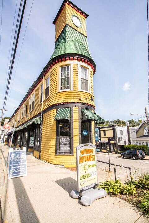 212 Hamilton St in Southbridge, MA - Building Photo