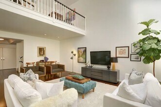 1120 Granville Ave, Unit 302 in Los Angeles, CA - Foto de edificio - Building Photo