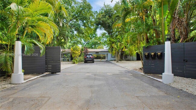 1750 NE 144th St in Miami, FL - Foto de edificio - Building Photo