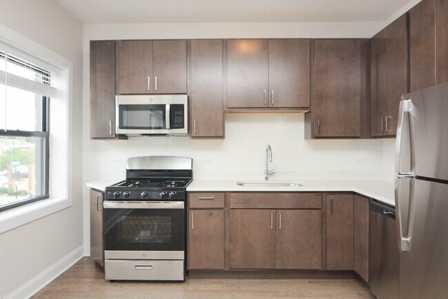 3407 W Fullerton Ave in Chicago, IL - Foto de edificio - Building Photo