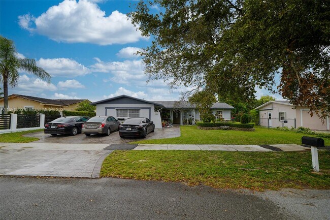 13101 SW 82nd Terrace-Unit -side in Miami, FL - Foto de edificio - Building Photo