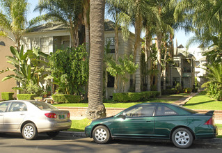 1447-1453 N Alta Vista Blvd in Los Angeles, CA - Foto de edificio - Building Photo