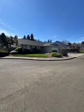 2245 NW Cabrillo Ct in Roseburg, OR - Building Photo - Building Photo