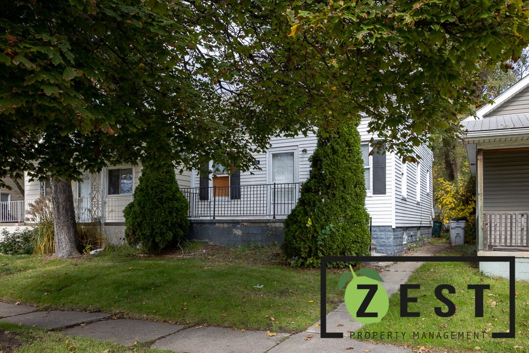 128 W Muir Ave in Hazel Park, MI - Building Photo