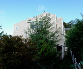 Golf View Apartments in Seattle, WA - Building Photo - Building Photo