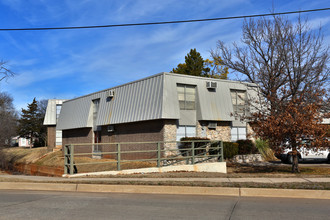 Huntington Place Apartments in Norman, OK - Building Photo - Building Photo