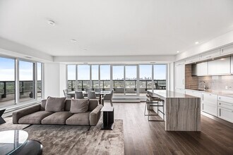 30 Inn On The Pk Dr in Toronto, ON - Building Photo - Building Photo