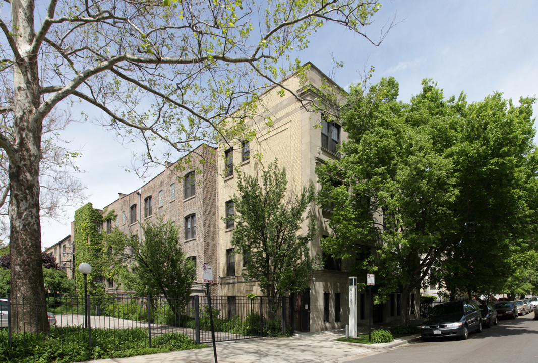 Ivy Dickens in Chicago, IL - Building Photo